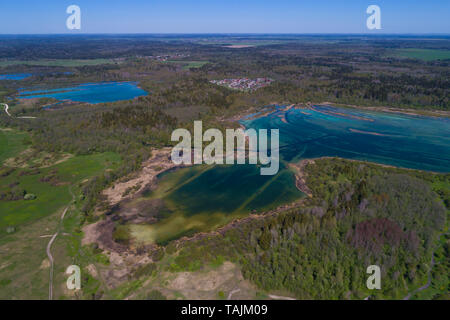 Vista dall'altezza sul lago "cave Kyurlevskiy' nella soleggiata può pomeriggio. Regione di Leningrado, Russia Foto Stock