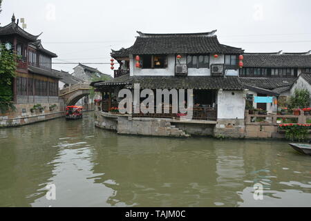 Fengjing Travel - giorno di viaggio da Shanghai - per esplorare la famosa città di acqua Foto Stock