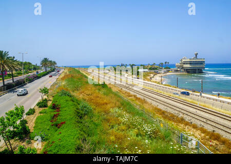 Haifa, Israele - 18 Maggio 2019: Vista della costa, con la stazione ferroviaria e il centro oceanografico, con la gente del posto e di Haifa, Israele Foto Stock