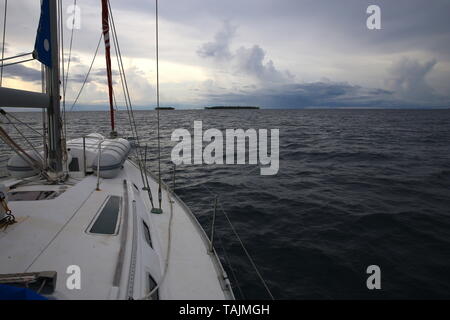 Dark e le perturbazioni atmosferiche su una barca a vela a San Blas Foto Stock