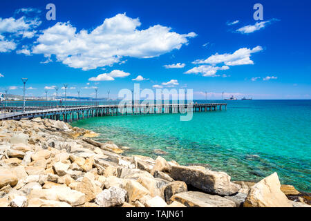 Bella passeggiata sul lungomare con palme, le sculture e le piscine in Limassol, Cipro Foto Stock