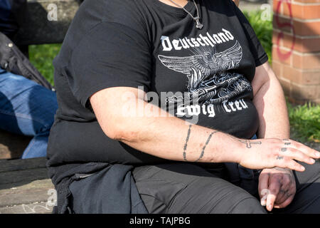 I partecipanti dimostrazione di estremisti di destra in gruppi di Dortmund, sotto il motto Europa Erwache, Germania, T-shirt con lo slogan "Germania Ewig Foto Stock