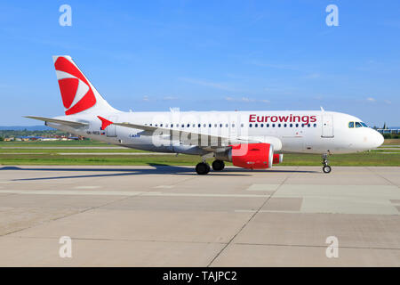 Stoccarda/Germania Agosto 22, 2019: Eurowings Airbus A320-214 presso l'Aeroporto di Stoccarda. Foto Stock