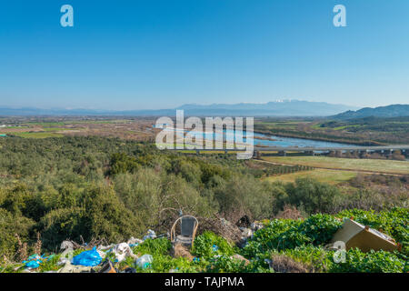 Garbage stradale su una meravigliosa vista su una valle montuosa in Grecia. Lettiere, garbage dal lato della strada. Natura inquinati in Europa. Foto Stock