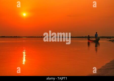 La bellezza di incredibili vedute del tramonto in majuli island . Foto Stock