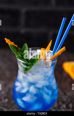 Blue cocktail drink con ghiaccio e arancione Foto Stock