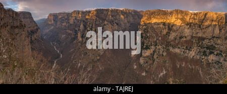 Vista panoramica di Vikos canyon dal punto di vista Oxia. Vedute del tramonto di Vikos con un variopinto cielo profondo canyon al tramonto. Viva il tramonto in Grecia. Foto Stock