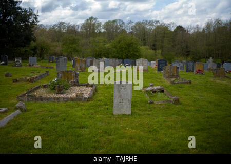 Santa Maria Vergine Chiesa, Braintree Road, Great Bardfield,Essex England Regno Unito Aprile 2019 CWGC Tomba di Alfred Arthur Jarvis, Aircraftman di prima classe, Roya Foto Stock