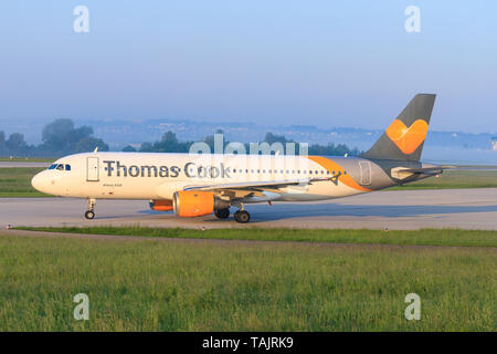 Stoccarda/Germania Agosto 22, 2019: Thomas Cook Airlines Airbus A320-200 presso l'Aeroporto di Stoccarda. Foto Stock