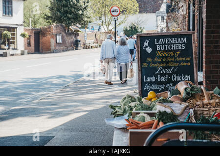 Lavenham, Regno Unito - 19 Aprile 2019: prodotti freschi locali in vendita a Lavenham macellai a Lavenham, un villaggio nel Suffolk, Inghilterra, famoso per la sua Guildhall un Foto Stock