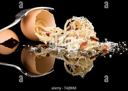 Spaghetti alla carbonara su sfondo scuro Foto Stock