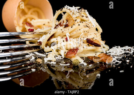 Spaghetti alla carbonara su sfondo scuro Foto Stock