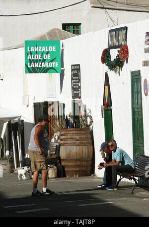 La gente del luogo rilassante nel villaggio di Teguise sull isola di Lanzarote nelle isole Canarie, Spagna, Europa 2018 Foto Stock