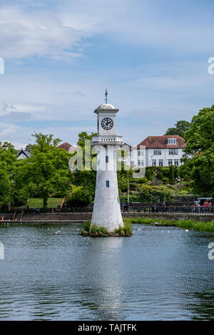 Roath Park Lighthouse Clock Tower Cardiff su un sole estivo giorno nuvoloso Foto Stock