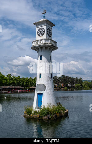 Roath Park Lighthouse Clock Tower Cardiff su un sole estivo giorno nuvoloso Foto Stock