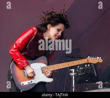 British rock chitarrista e cantante Anna Calvi performing live in corrispondenza di tutti i punti est music festival al Victoria Park, East London, England, Regno Unito Foto Stock