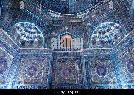 SHAKHI ZINDA, Samarcanda, Uzbekistan - 22 Aprile 2019: Nizza decorata all'interno della tomba nella necropoli storico si è formata nel corso di otto (da Xi fino a Foto Stock