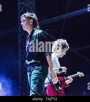 Julian Casablancas, cantante, e Nick Valensi, chitarrista, della American indie rock band i tratti performing live in corrispondenza di tutti i punti est music festival al Victoria Park, East London, England, Regno Unito Foto Stock