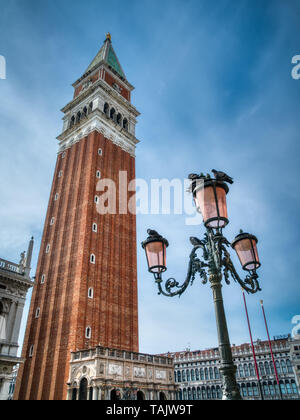 Venezia, Italia - 01/04/2017: basso angolo vista di stile classico lampione e il campanile di Piazza San Marco Foto Stock