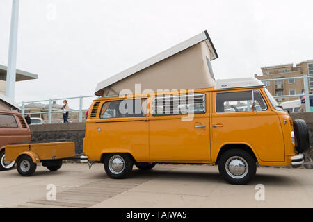 Scheveningen, l'Aia, Paesi Bassi - 1960s style VW Transporter Kombi con rimorchio parcheggiato a Scheveningen Beach Foto Stock