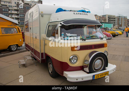 Scheveningen, l'Aia, Paesi Bassi - 1960s style VW Transporter Kombi T2 parcheggiato a Scheveningen Beach Foto Stock