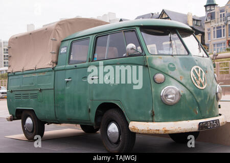 Scheveningen, l'Aia, Paesi Bassi - 1960s style VW Transporter Kombi T2 parcheggiato a Scheveningen Beach Foto Stock