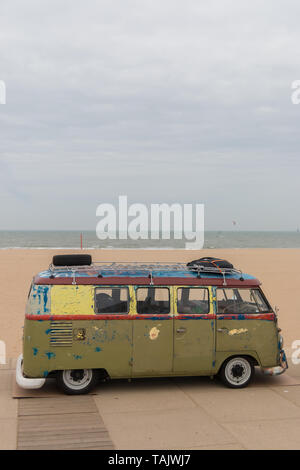 Scheveningen, l'Aia, Paesi Bassi - 1960s style VW Transporter Kombi T2 parcheggiato a Scheveningen Beach Foto Stock