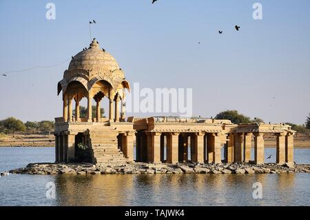 Gadi Sagar, Gadsisar Lago è una delle più importanti attrazioni turistiche in Jaisalmer, Rajasthan, India del Nord. Artisticamente scolpita templi e shrin Foto Stock