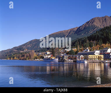 Vista di foreshore sul lago Wakatipu, Queenstown, Regione di Otago, Isola del Sud, Nuova Zelanda Foto Stock