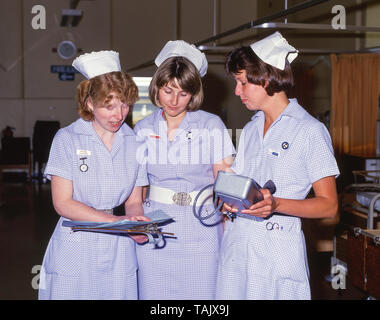 Gruppo di giovani ostetriche nel reparto di maternità in ospedale privato, Greater London, England, Regno Unito Foto Stock