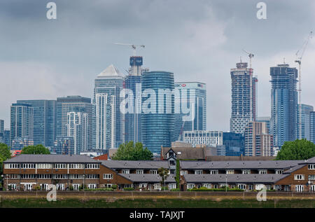 LONDON Isle of Dogs grattacieli e case di Canary Wharf che mostra la costruzione di continuo sviluppo Foto Stock