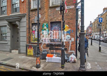 Londra SPITALFIELDS Brick Lane e PRINCELET STREET CON WALL ART GRAFFITI E SPAZZATURA Foto Stock