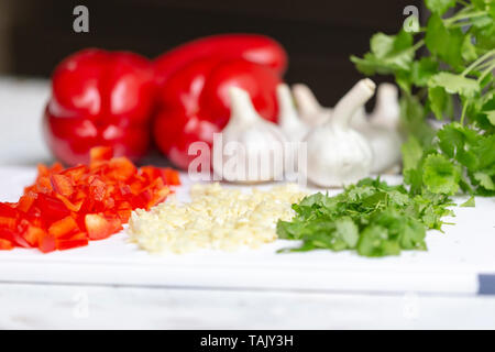 Un trito di verdure, l'aglio, peperoni rossi dolci e coriandolo Foto Stock