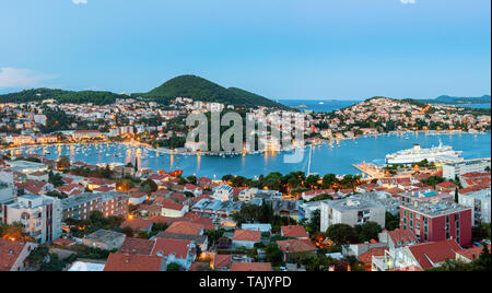 Vista panoramica di Gruz di vicinato e la penisola di Lapad di Dubrovnik durante il tramonto con il mare Adriatico in background. La Croazia. Foto Stock