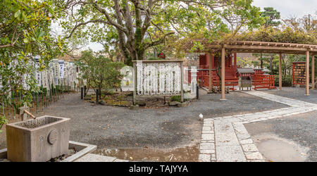 Santuario di Hataage Benzaiten al Santuario di Tsurugaoka Hachimangu, Kamakura, Giappone Foto Stock