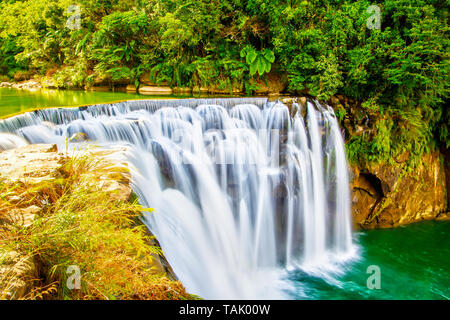 Maestosa cascata Shifen Pingxi nel quartiere di Nuova Citta' di Taipei, Taiwan, sulla parte superiore raggiunge di Keelung River. La famosa cascata è Foto Stock
