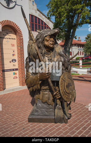 Fort Worth, Tx - Agosto 31, 2015: 'Distante speranza' monumento in bronzo della statua di Mark James si siede di fronte di Rodeo Plaza nel quartiere stockyards. Foto Stock