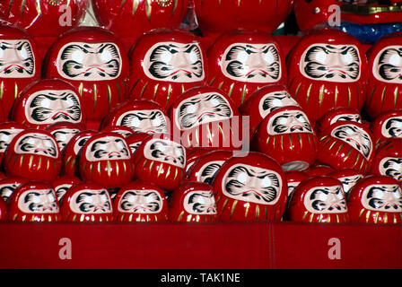 Un Daruma dolls, il Tempio di Meiji, Tokyo, Giappone Foto Stock