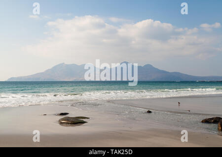 Singing sands beach con l'isola di rum in lontananza vicino Cleadale Isola di Eigg, Scozia. Foto Stock