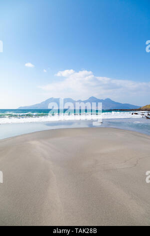 Singing sands beach con l'isola di rum in lontananza vicino Cleadale Isola di Eigg, Scozia. Foto Stock