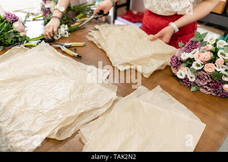 Master class sulla creazione di mazzi. Estate bouquet. Imparare composizione floreale, fare delle belle mazzi con le proprie mani. Consegna di fiori a domicilio Foto Stock