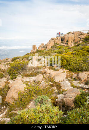 La Tasmania, Australia - 16 febbraio 2019: turisti su una piattaforma di osservazione sulla vetta del Monte Wellington, guardando a Hobart, la città capitale della Tasmania. Foto Stock