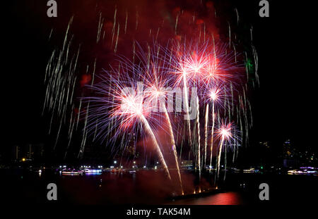 Rosso e viola di spruzzi di fuochi d'artificio nel cielo notturno Foto Stock