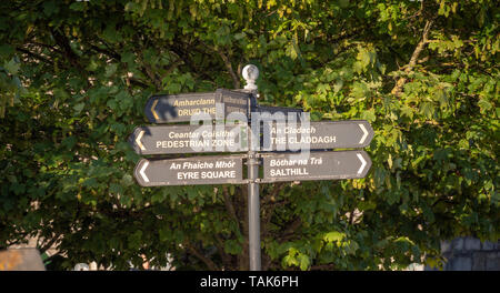 Segni di direzione nella città di Galway Foto Stock