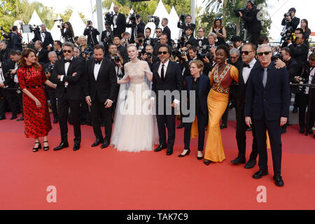 25 maggio 2019 - Cannes, Francia - CANNES, Francia - 25 Maggio: (L-R) I membri della giuria del concorso principale Pawel Pawlikowski, Elle Fanning, Alejandro Gonzalez Inarritu, Maimouna N'Diaye, Yorgos Lanthimos, Kelly Reichardt, Robin Campillo, Alice Rohrwacher e Enki Bilal assistere alla cerimonia di chiusura lo screening di ''l'Specials" durante la 72annuale di festival di pellicola di Cannes il 25 maggio 2019 a Cannes, Francia (credito Immagine: © Federico InjimbertZUMA filo) Foto Stock