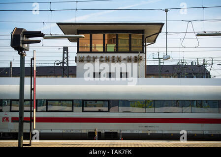 Un treno ICE sorge su una via sotto un segno alla Stazione Centrale di Monaco Foto Stock