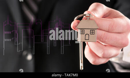 Imprenditore di dare le chiavi di casa. Close up Foto Stock