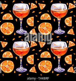 Seamless sfondo con succo di agrumi. Fette di arancia su uno sfondo nero. Tropical cocktail rinfrescante. Cocktail alcoolico. Concetto di estate. Acqua Foto Stock