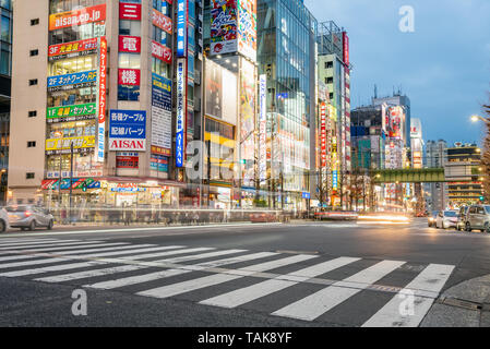 Tokyo, Giappone - 23 Marzo 2019: crocevia di Akihabara al crepuscolo. Akihabara è un quartiere dello shopping nel centro di Tokyo famosa per i suoi negozi di elettronica Foto Stock