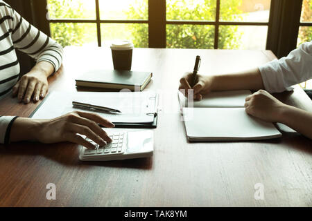 Donna che parla con il collega circa il nuovo progetto di avvio.la gente di affari concetto di brainstorming. Foto Stock